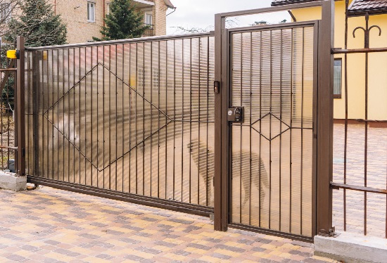 Купить ворота из профлиста с элементами ковки, с металлическими столбами в рамке или под дерево в октябрьском от 157726 руб